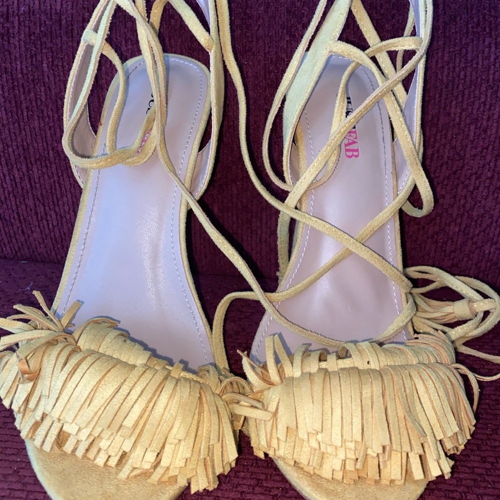 Just Fab Tassel Heels 👠 💛
